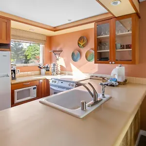  Holiday home Bamboo Located Across From The Beach, 1 Bedroom Sleeps 4