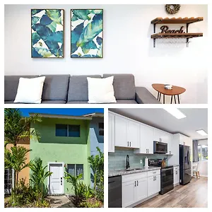  Holiday home Refreshing Renovation Walk To The